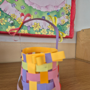 Koszyczek pierwszoklasisty wykonany podczas warsztatów.