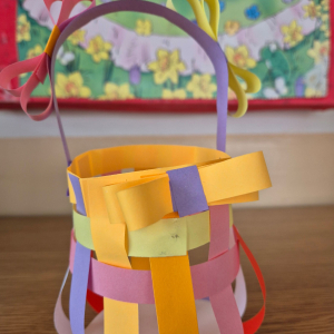 Koszyczek pierwszoklasisty wykonany podczas warsztatów.