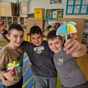 Uczniowie klasy III na zajęciach plastyczno- technicznych