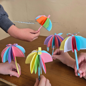 Uczniowie klasy III na zajęciach plastyczno- technicznych