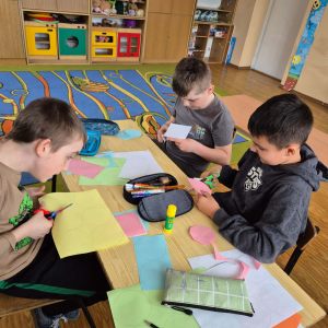 Uczniowie klasy III na zajęciach plastyczno- technicznych