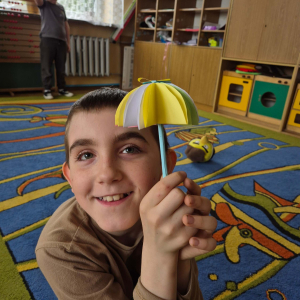 Uczniowie klasy III na zajęciach plastyczno- technicznych