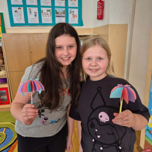 Uczniowie klasy III na zajęciach plastyczno- technicznych