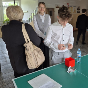 Losowanie numerów stolików egzaminacyjnych.