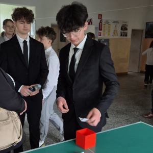 Losowanie numerów stolików egzaminacyjnych.