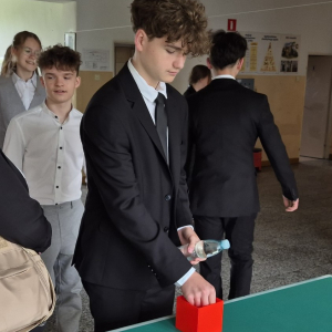 Losowanie numerów stolików egzaminacyjnych.