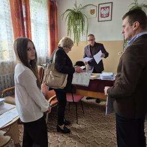 Przekazywanie Komisji materiałów egzaminacyjnych przez Dyrektor Szkoły.