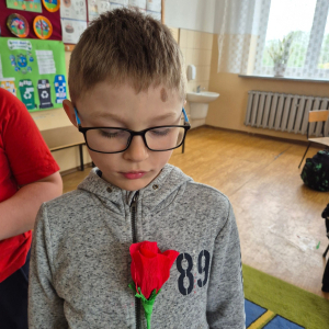 Czerwony kwiat - symbol miłości i wdzięczności