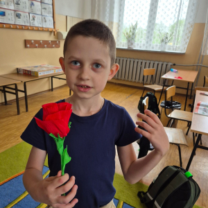 Czerwony kwiat - symbol miłości i wdzięczności