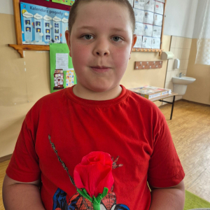 Czerwony kwiat - symbol miłości i wdzięczności