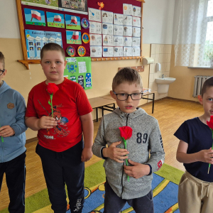 Czerwony kwiat - symbol miłości i wdzięczności