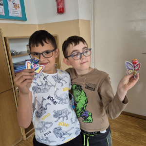  Uczniowie klas podczas twórczych zajęć z okazji Dnia Dziecka, poświęconych dobrym słowom, wdzięczności i radości płynącej z małych gestów.